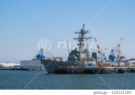 神奈川県横須賀市 ヴェルニー公園から見る停泊中の艦船 128121165
