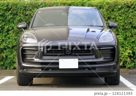 ドイツ製のSUV車両 128121393