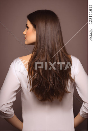 女性の美しいロングヘアの後ろ姿 128121613