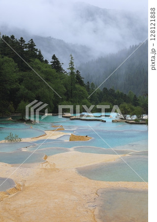 霧に包まれた幻想的な湖水 霧に包まれた幻想的な湖水 128121888