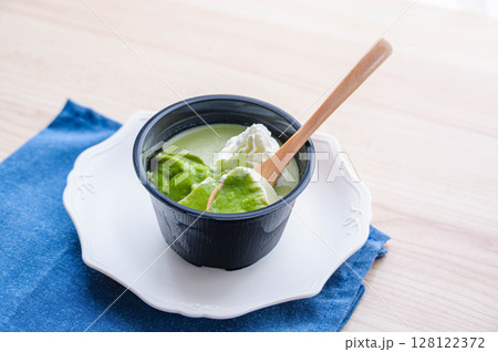 ホイップをのせた抹茶プリン 128122372