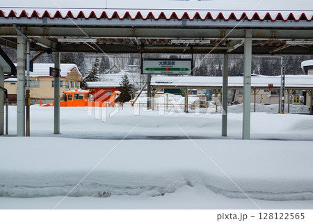冬の奥羽本線 大鰐温泉駅の風景より 128122565