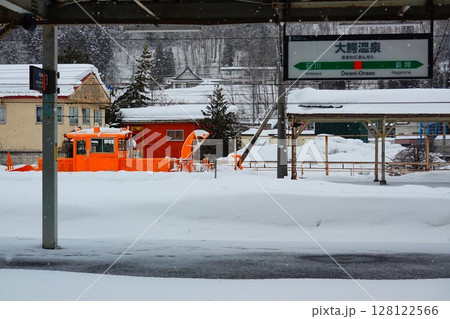 冬の奥羽本線 大鰐温泉駅の風景より 128122566