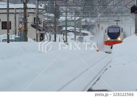 奥羽本線 大鰐温泉駅に入線してくる特急つがる号 128122568