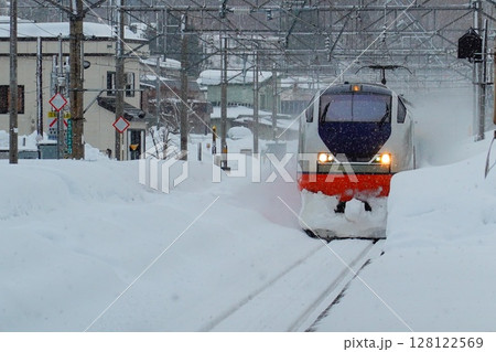 奥羽本線 大鰐温泉駅に入線してくる特急つがる号 128122569