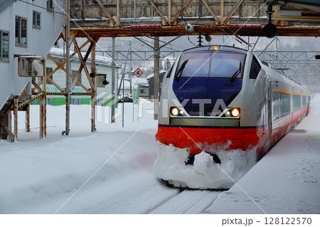 奥羽本線 大鰐温泉駅に入線してくる特急つがる号 奥羽本線 大鰐温泉駅に入線してくる特急つがる号 128122570