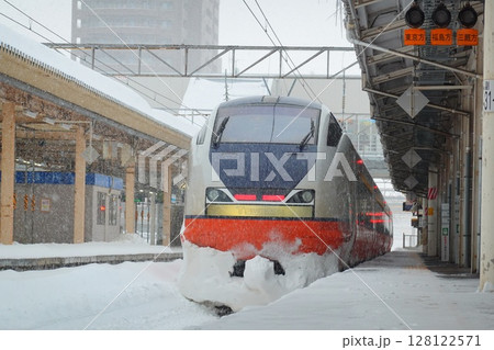 冬の青森駅に停車中の特急つがる号 冬の青森駅に停車中の特急つがる号 128122571