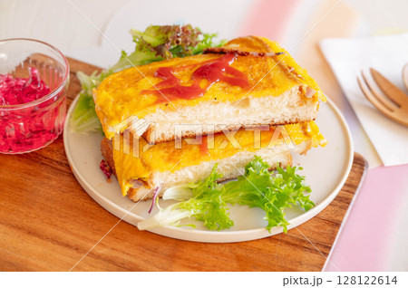 卵のホットサンド 128122614