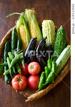 ざるに盛った夏野菜 128122682