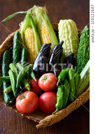 ざるに盛った夏野菜 ざるに盛った夏野菜 128122687