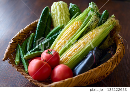 ざるに盛った夏野菜 ざるに盛った夏野菜 128122688