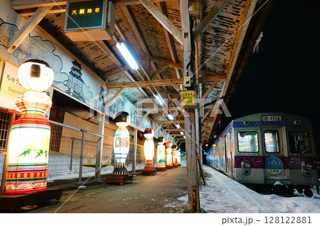 冬の弘南鉄道 中央弘前駅の風景より 128122881