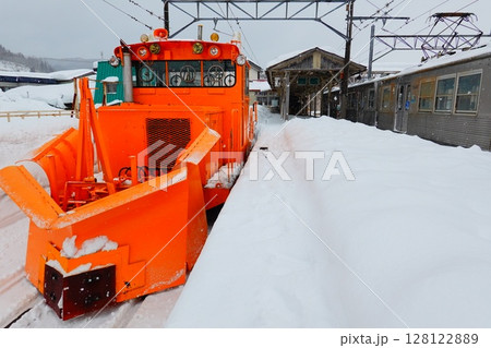 弘南鉄道大鰐線 大鰐駅に停車中のラッセル車 128122889