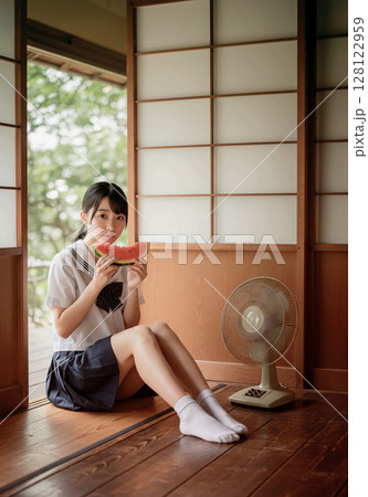 スイカを食べる女子高生 128122959