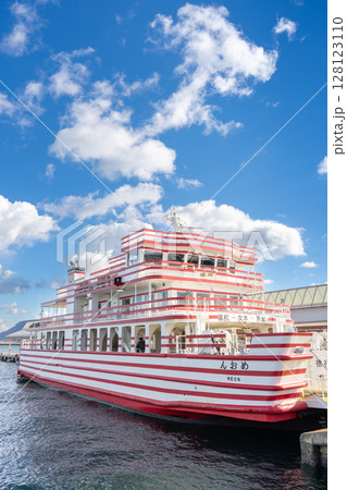 香川県高松市　晴れた日の高松港の風景　めおん 128123110