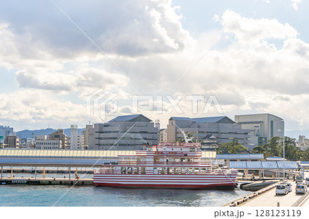 香川県高松市 晴れた日の高松港の風景 めおん 香川県高松市 晴れた日の高松港の風景 めおん 128123119