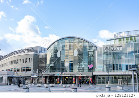香川県高松市　JR高松駅前広場の風景 128123127