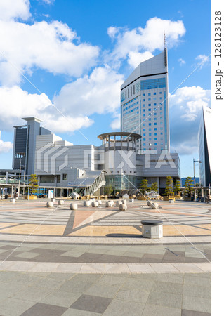 香川県高松市　JR高松駅前広場の風景 128123128