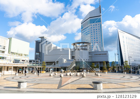 香川県高松市　JR高松駅前広場の風景 128123129