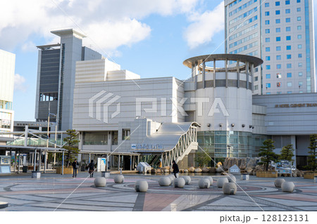 香川県高松市 JR高松駅前広場の風景 香川県高松市 JR高松駅前広場の風景 128123131