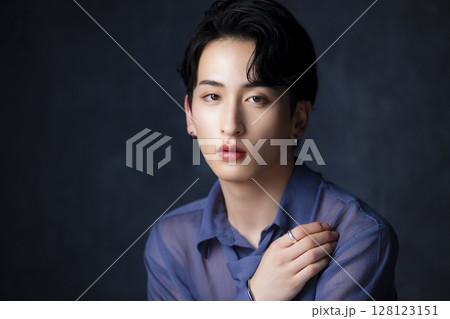 若い男性のポートレート 128123151