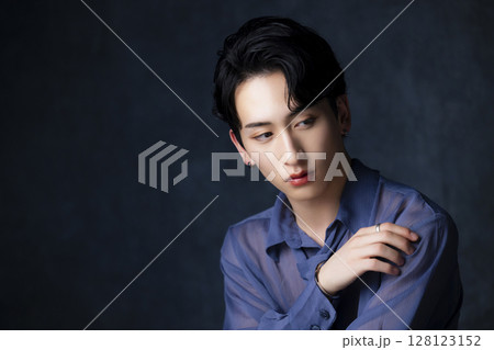若い男性のポートレート 128123152