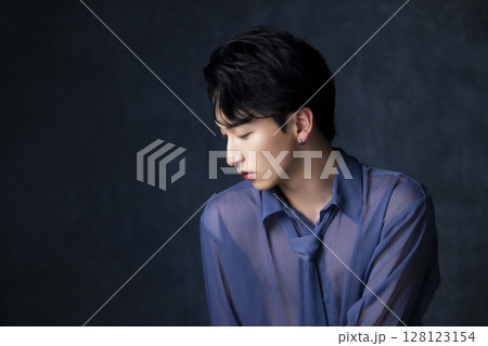 若い男性のポートレート 128123154
