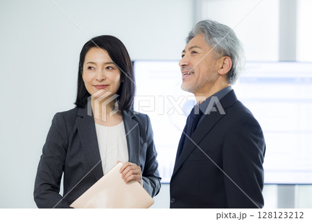 会議するビジネスパーソン   128123212