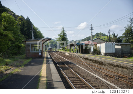 京都丹後鉄道　東雲駅に到着する丹後あおまつ号1 128123273