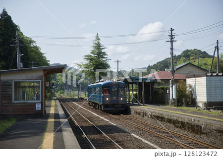 京都丹後鉄道　東雲駅に到着する丹後あおまつ号4 128123472