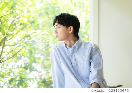若い男性ポートレート 128123476