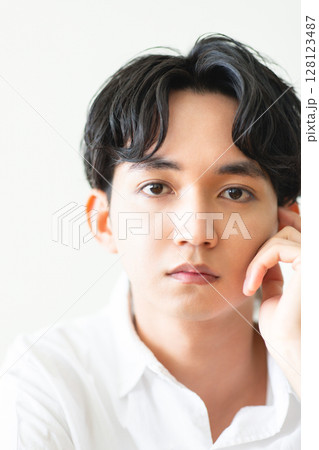 男性ポートレート 128123487