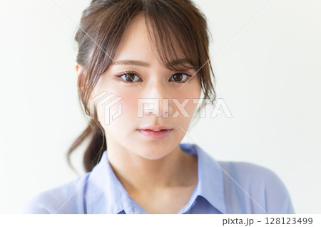 若い女性のビューティーイメージ 128123499