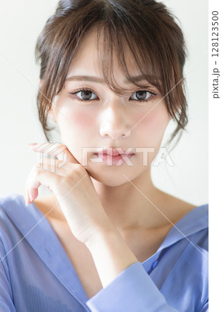 若い女性のビューティーイメージ 128123500