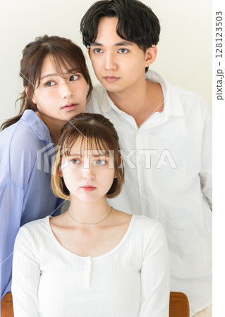 20代男女のポートレート 128123503