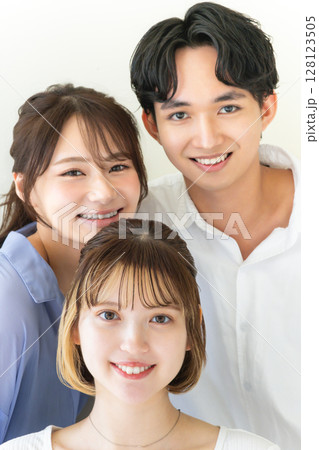 笑顔の若者 笑顔の若者 128123505