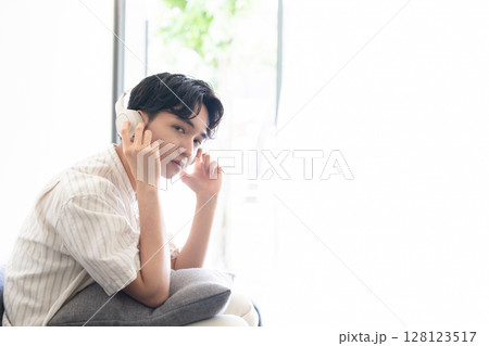 音楽を聴く男性 128123517