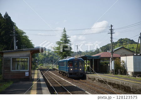 京都丹後鉄道　東雲駅に到着する丹後あおまつ号5 128123575