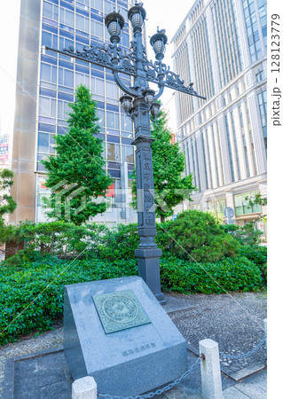 東京日本橋　日本国道路元標と東京市道路元標 128123779