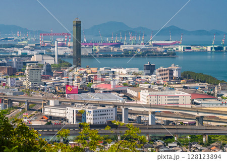 《香川県》ゴールドタワーと坂出市の街並み 128123894