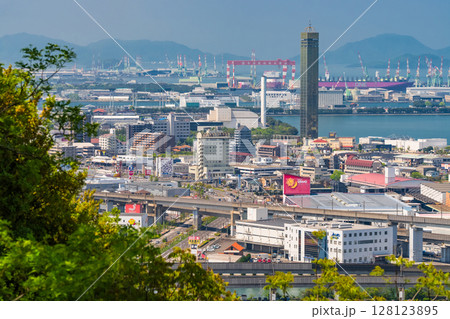 《香川県》ゴールドタワーと坂出市の街並み 《香川県》ゴールドタワーと坂出市の街並み 128123895