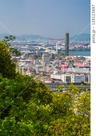 《香川県》ゴールドタワーと坂出市の街並み 128123897