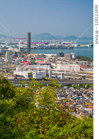 《香川県》ゴールドタワーと坂出市の街並み 《香川県》ゴールドタワーと坂出市の街並み 128123898