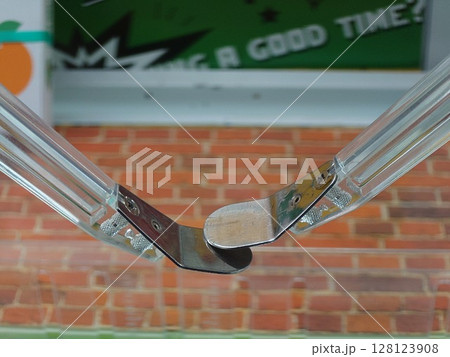 クレーンゲーム機のアーム部分 128123908