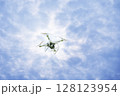 飛行するドローン 128123954