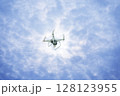 飛行するドローン 128123955
