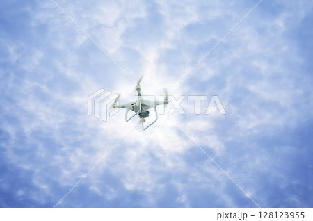 飛行するドローン 128123955
