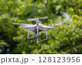 空を飛ぶドローン 128123956