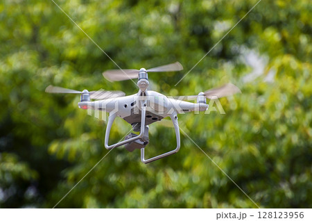 空を飛ぶドローン 128123956