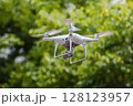 飛行するドローン 128123957